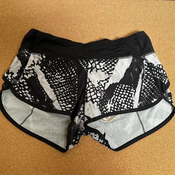 Lululemon Speed Short Static in Mist White Black / Black Print Size 4 - Picture 1 of 6